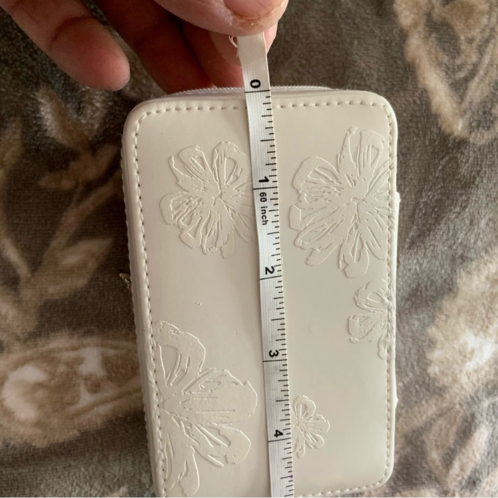 Brand New Vera Wang Clutch. - Picture 2 of 6